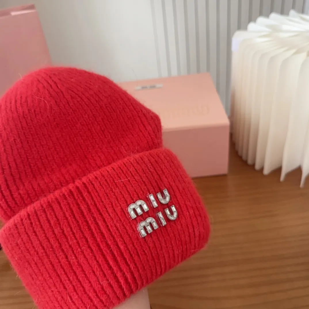 💰56 miumiu🐰Angora rabbit fur autumn and winter woolen hat This high-grade gray dyeing is very difficult to dye! What's more, the material of rabbit fur is like starting from scratch! Highly recommend to everyone. This hat goes well with any type of clothing. It can be both casual and sweet!