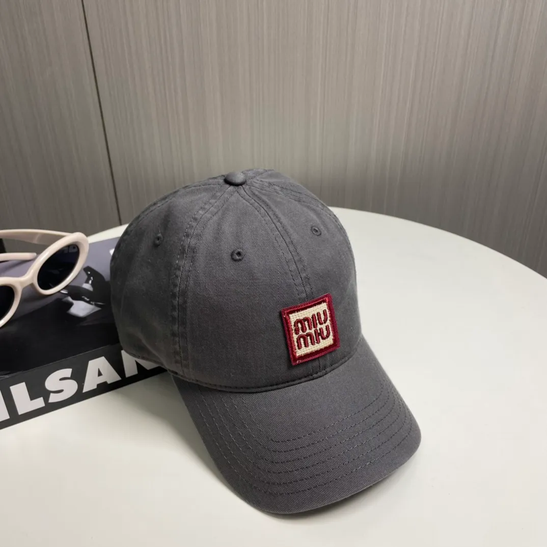 P50 miumiu new plain baseball cap, the hottest color at the moment - full of street style! Trendy and versatile, Xiaohongshu grows grass, poison, get your boyfriend, and cool together
