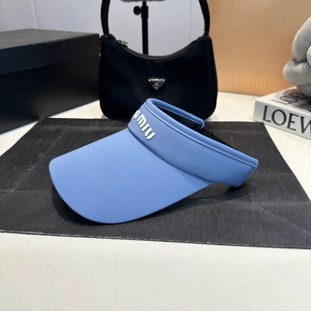 P50 miumiu empty top sun hat, clean silhouette design! Wearing it on any face shape will look like a slap in the face! It not only protects you from the sun but also increases the height of your skull. The key is that it doesn’t block your view at all! It’s suitable for sports or traveling.