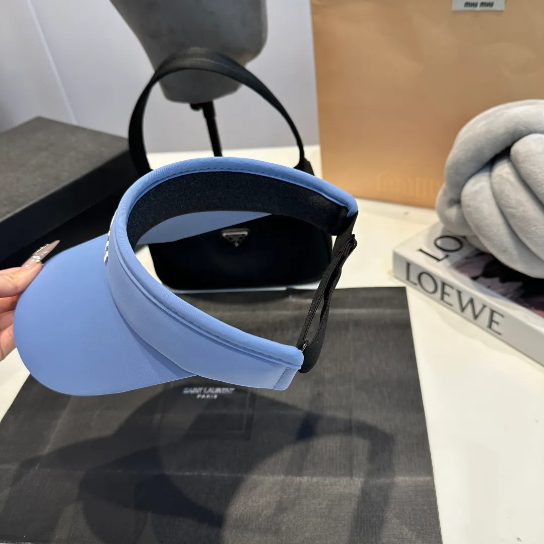 P50 miumiu empty top sun hat, clean silhouette design! Wearing it on any face shape will look like a slap in the face! It not only protects you from the sun but also increases the height of your skull. The key is that it doesn’t block your view at all! It’s suitable for sports or traveling.