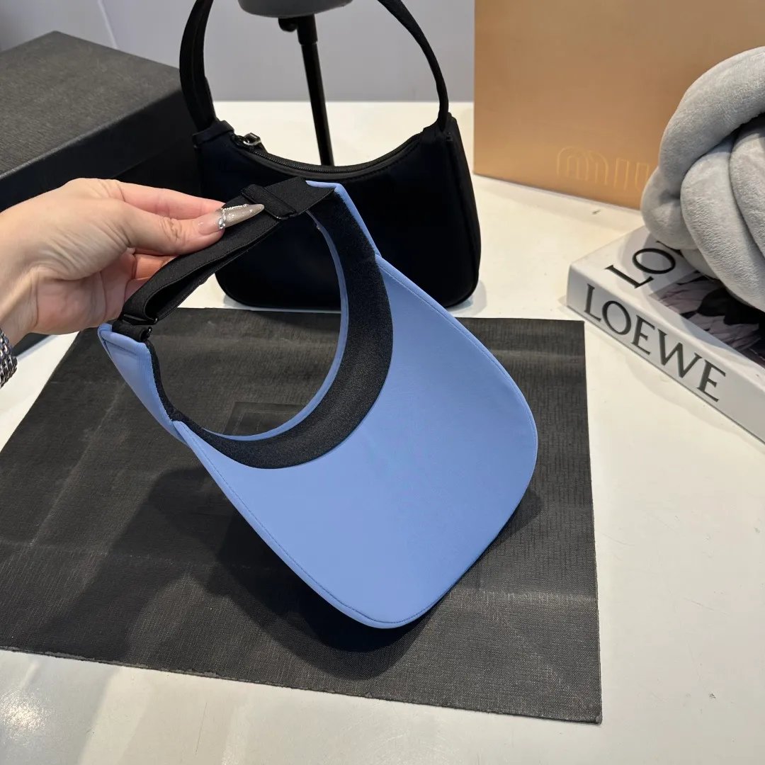P50 miumiu empty top sun hat, clean silhouette design! Wearing it on any face shape will look like a slap in the face! It not only protects you from the sun but also increases the height of your skull. The key is that it doesn’t block your view at all! It’s suitable for sports or traveling.