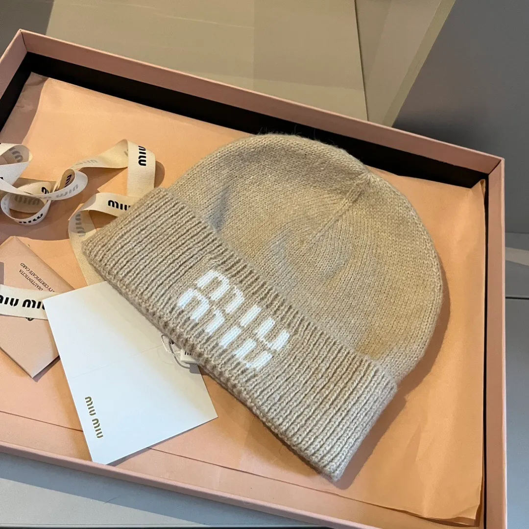💰60¥ miumiu Miu Miu counter new knitted woolen hat
