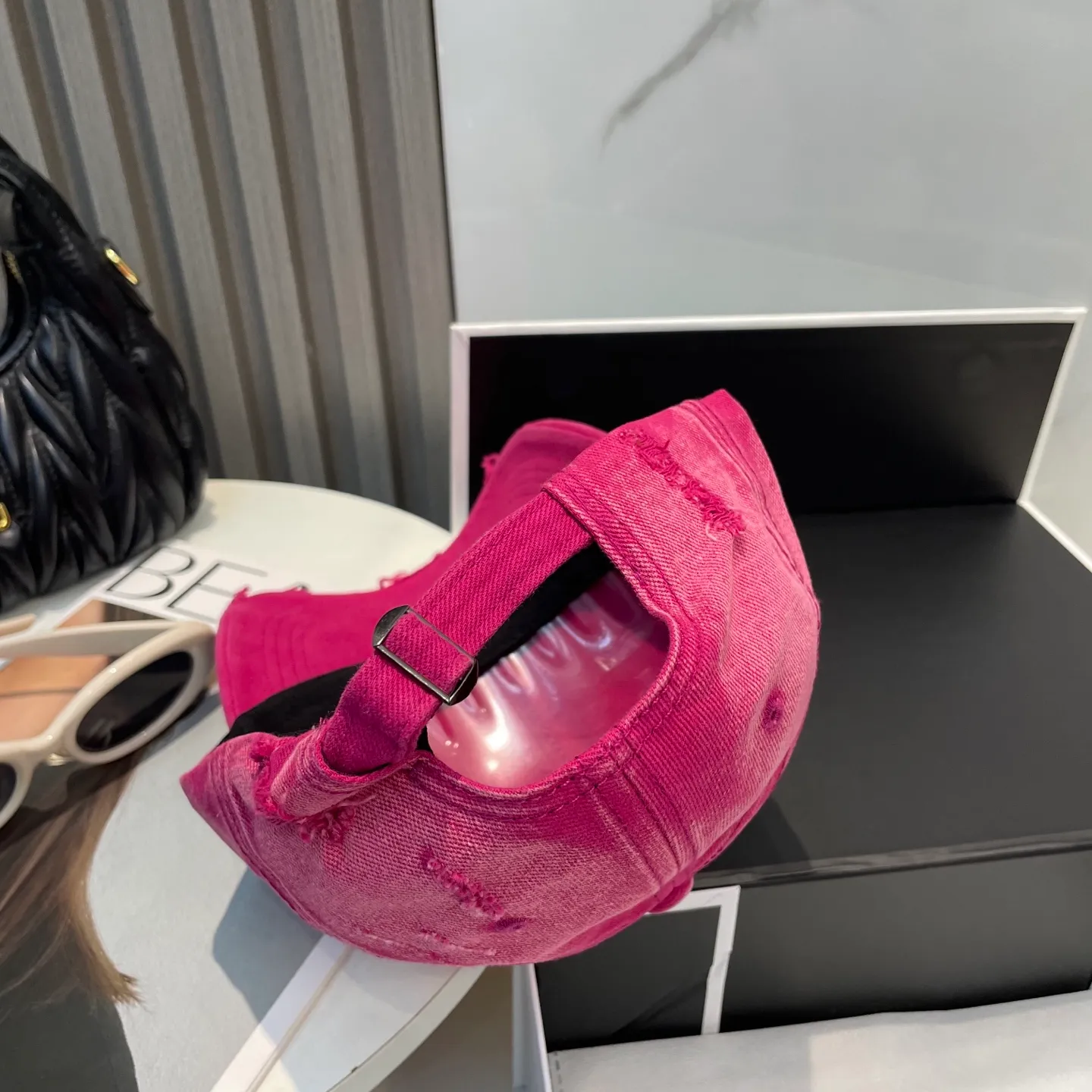 P60 miumiu new solid color baseball cap, the hottest color at the moment - full of street style! Trendy and versatile, Xiaohongshu grows grass, poison, get your boyfriend, and cool together