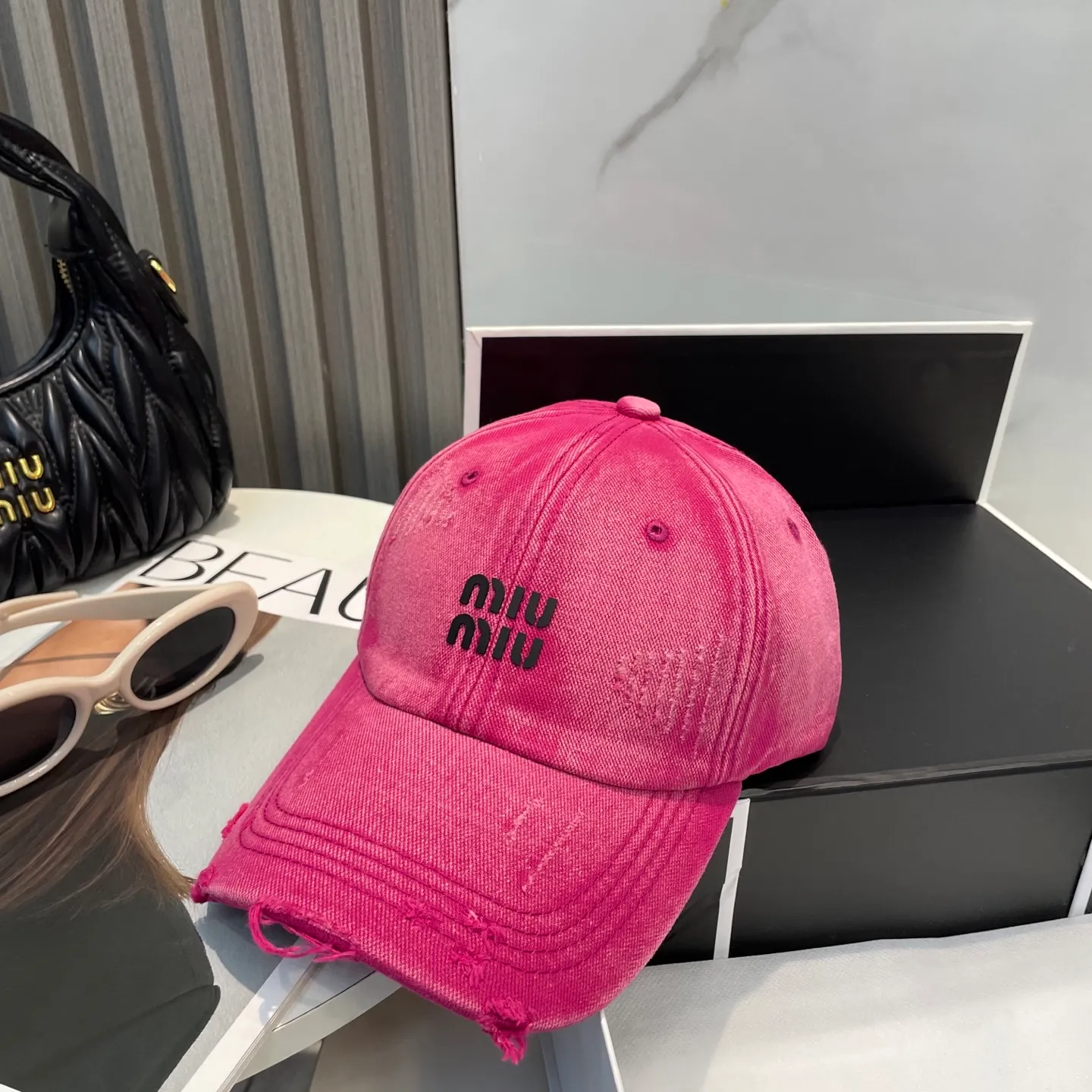 P60 miumiu new solid color baseball cap, the hottest color at the moment - full of street style! Trendy and versatile, Xiaohongshu grows grass, poison, get your boyfriend, and cool together