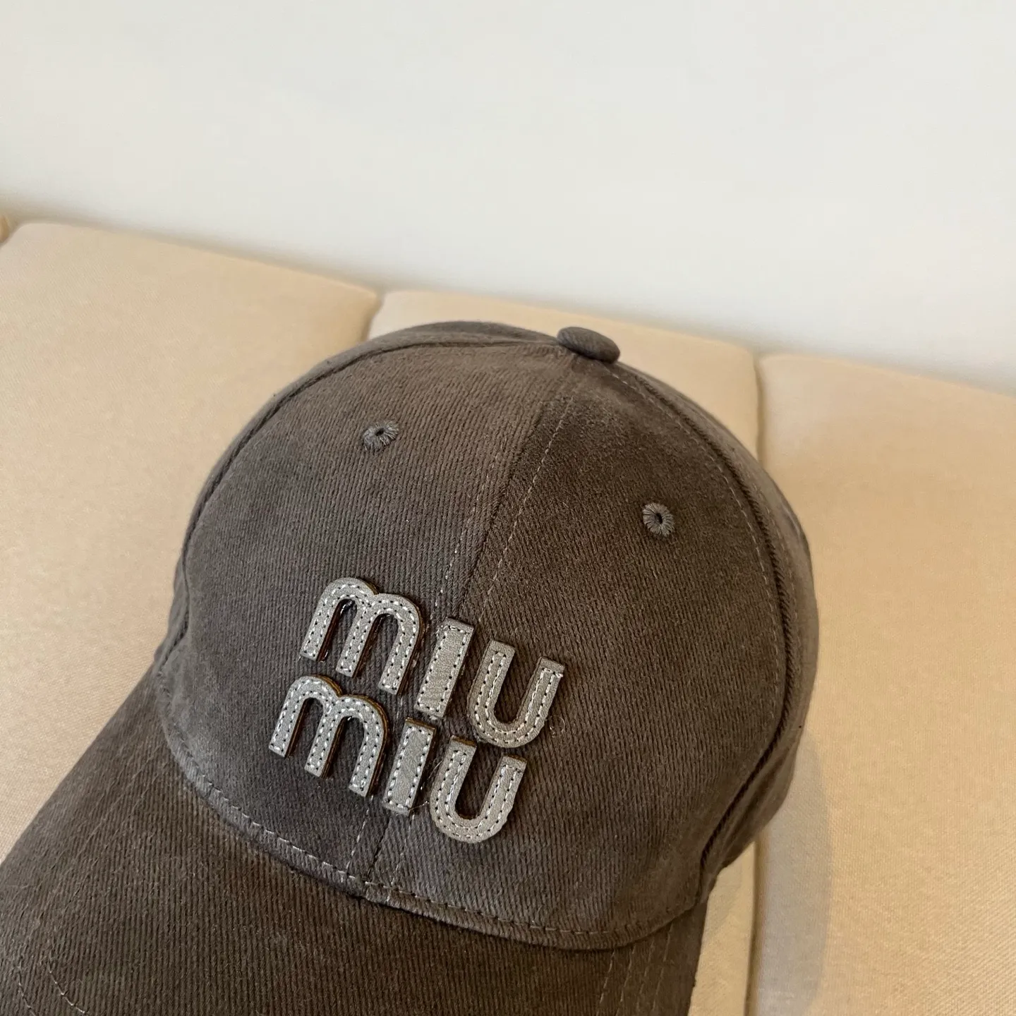 P70 miumiu original spring and summer new baseball cap, authentic mold-making and custom-made, the original workmanship is meticulous and the quality is superb!