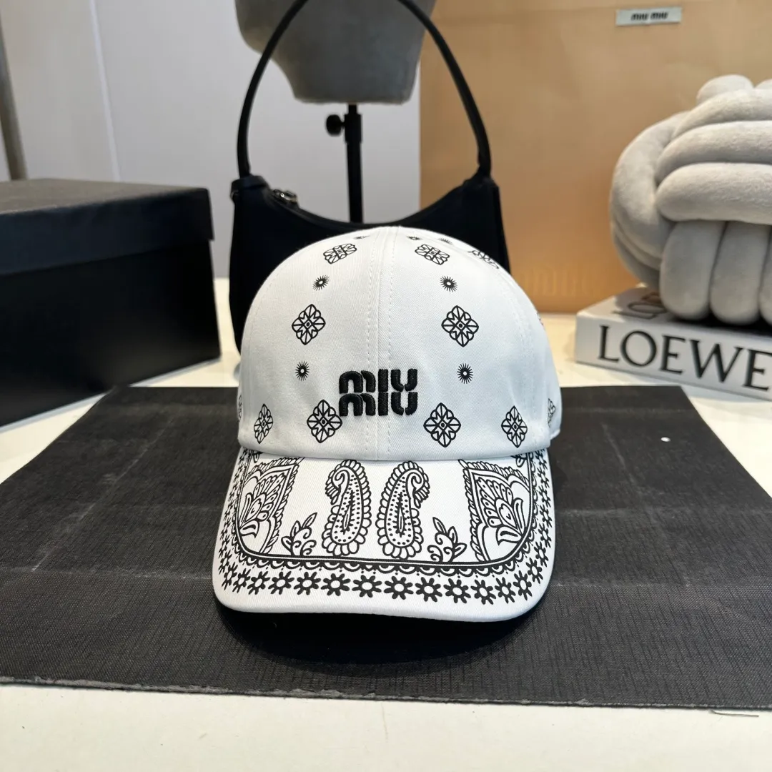 P70 Miumiu Miumiu new order style embroidered graffiti baseball cap 🧢Big brand style is super easy to match, get it now!