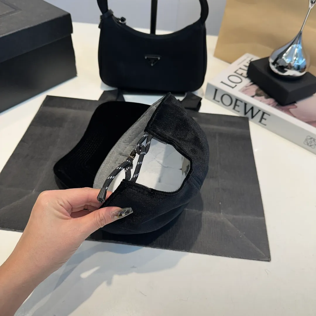 P60 miumiu 25 autumn and winter new velvet letter embroidered baseball cap