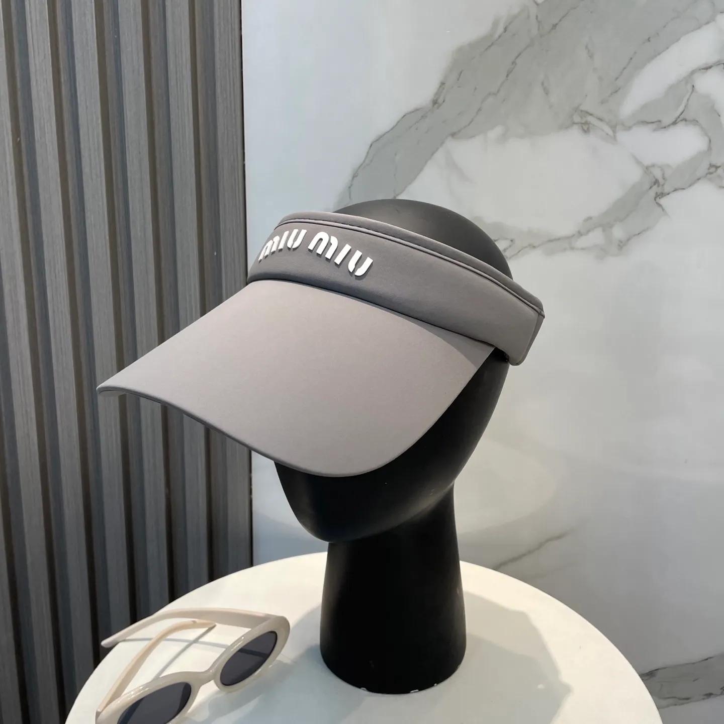 P60miumiuMiu Miu💞 Summer ice silk empty top hat. The empty top sun protection hat does not delay the ponytail~ The ice silk fabric is practical and beautiful! The design of the large brim can effectively block ultraviolet rays. Multiple colors available.
