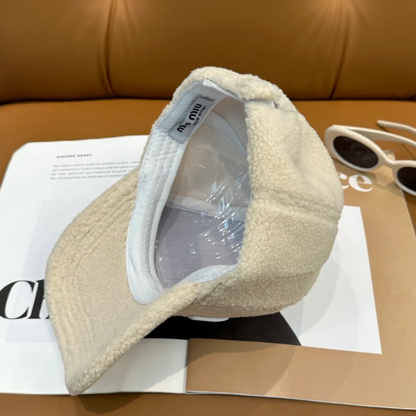 P56 miumiu~The new autumn and winter lamb wool baseball cap~ It is a super perfect interpretation of the sweet and cool style. I just love it so much❤️ The top is sexy and handsome. Both are online! No girl can refuse a fluffy item.
