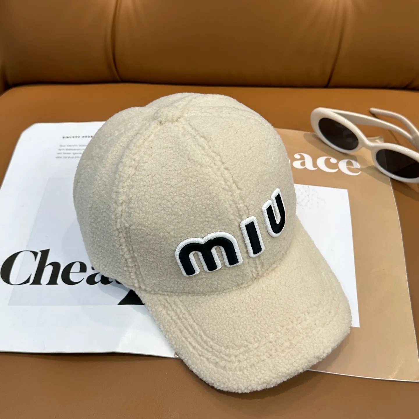P56 miumiu~The new autumn and winter lamb wool baseball cap~ It is a super perfect interpretation of the sweet and cool style. I just love it so much❤️ The top is sexy and handsome. Both are online! No girl can refuse a fluffy item.