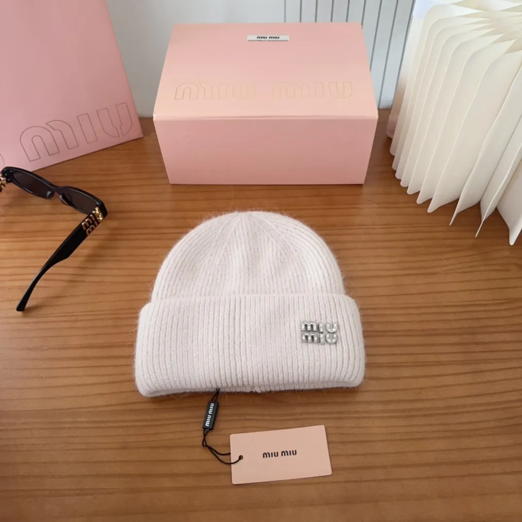 💰56 miumiu🐰Angora rabbit fur autumn and winter woolen hat This high-grade gray dyeing is very difficult to dye! What's more, the material of rabbit fur is like starting from scratch! Highly recommend to everyone. This hat goes well with any type of clothing. It can be both casual and sweet!