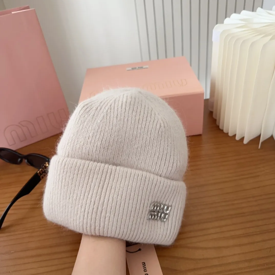 💰56 miumiu🐰Angora rabbit fur autumn and winter woolen hat This high-grade gray dyeing is very difficult to dye! What's more, the material of rabbit fur is like starting from scratch! Highly recommend to everyone. This hat goes well with any type of clothing. It can be both casual and sweet!