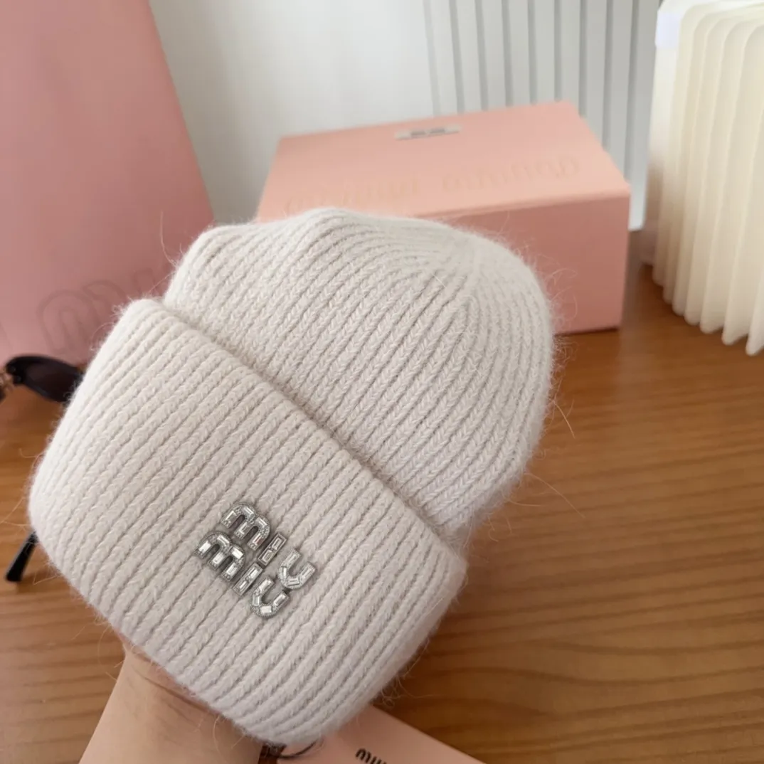 💰56 miumiu🐰Angora rabbit fur autumn and winter woolen hat This high-grade gray dyeing is very difficult to dye! What's more, the material of rabbit fur is like starting from scratch! Highly recommend to everyone. This hat goes well with any type of clothing. It can be both casual and sweet!