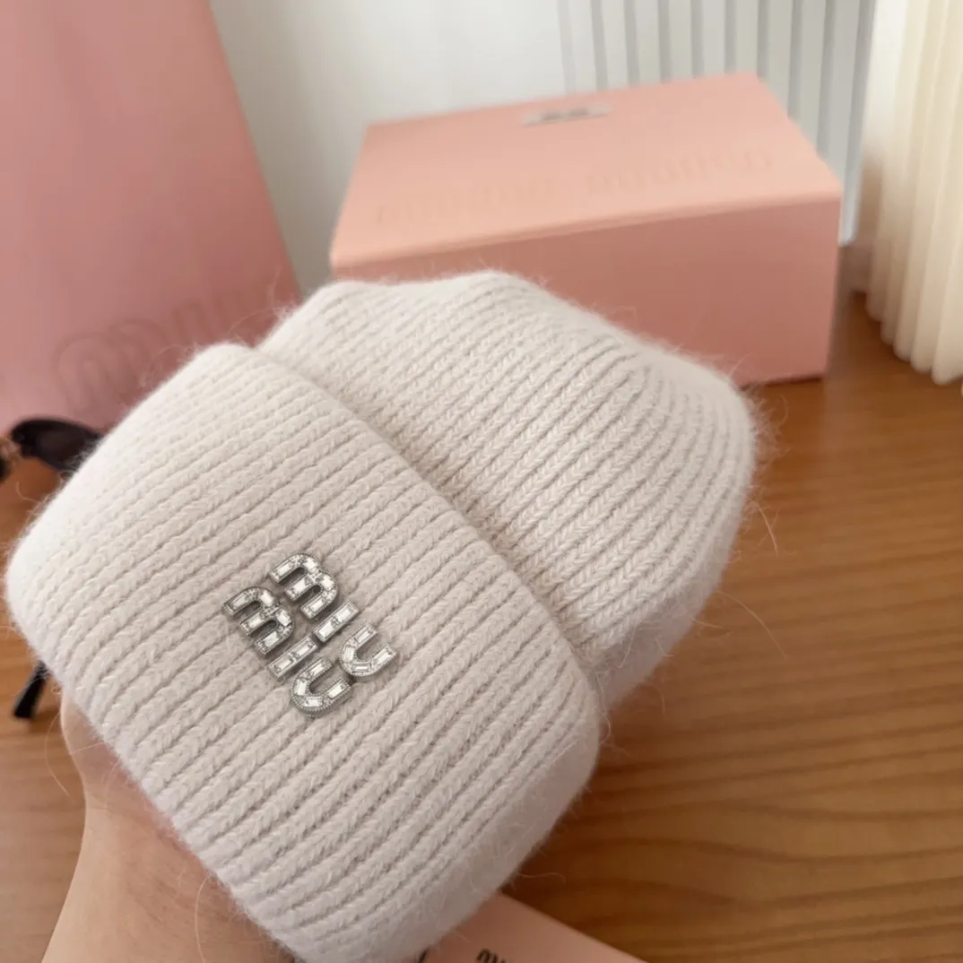 💰56 miumiu🐰Angora rabbit fur autumn and winter woolen hat This high-grade gray dyeing is very difficult to dye! What's more, the material of rabbit fur is like starting from scratch! Highly recommend to everyone. This hat goes well with any type of clothing. It can be both casual and sweet!