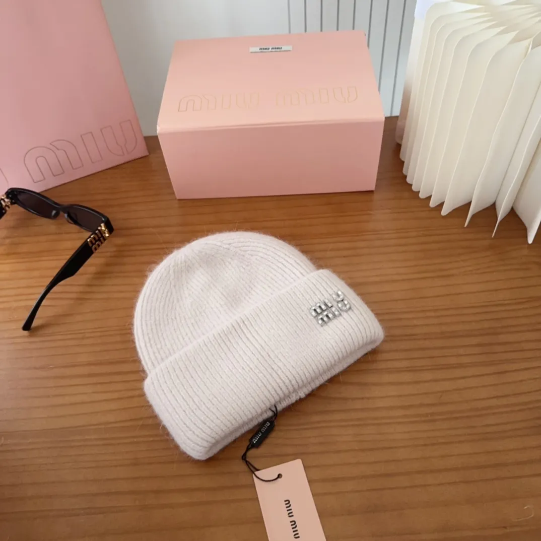 💰56 miumiu🐰Angora rabbit fur autumn and winter woolen hat This high-grade gray dyeing is very difficult to dye! What's more, the material of rabbit fur is like starting from scratch! Highly recommend to everyone. This hat goes well with any type of clothing. It can be both casual and sweet!