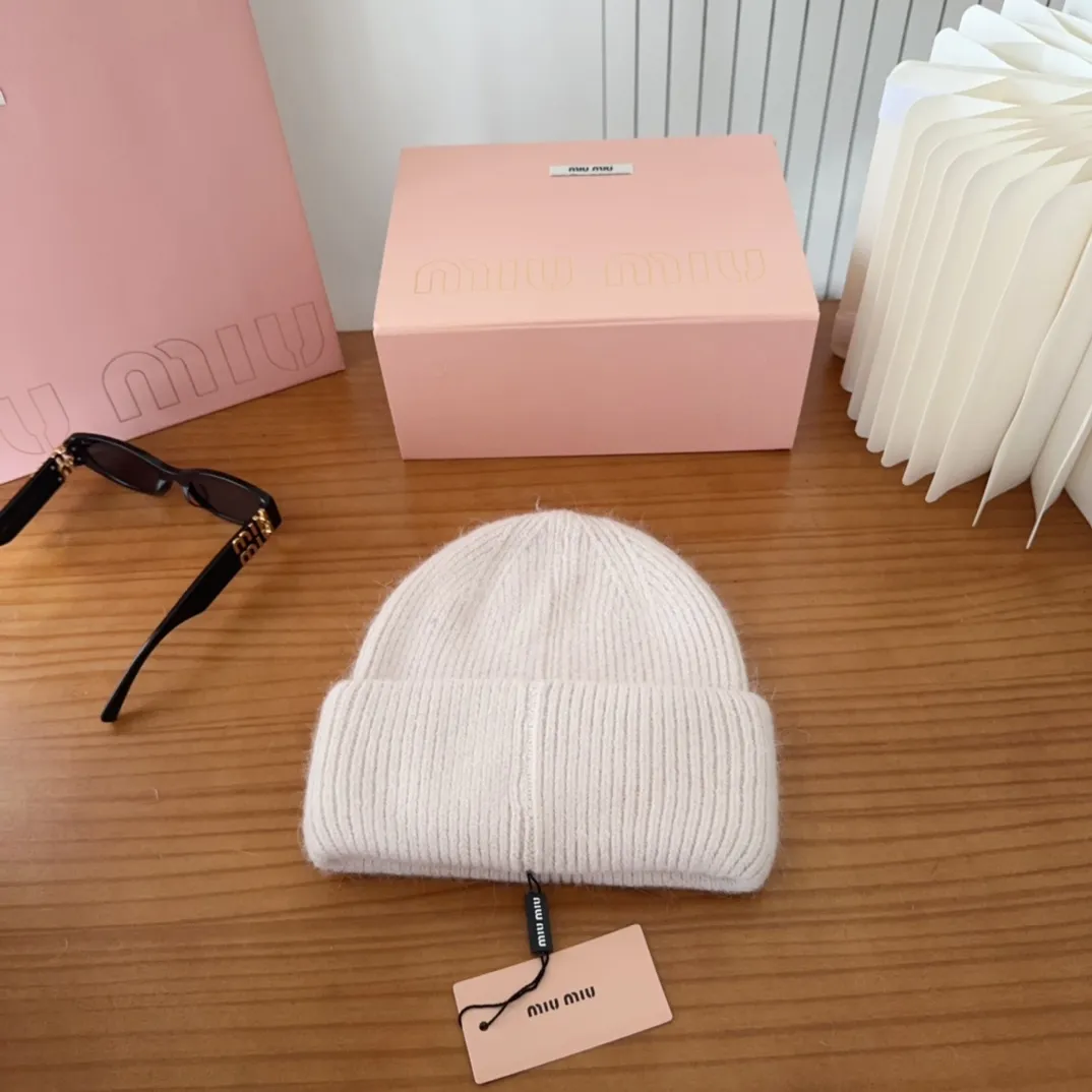 💰56 miumiu🐰Angora rabbit fur autumn and winter woolen hat This high-grade gray dyeing is very difficult to dye! What's more, the material of rabbit fur is like starting from scratch! Highly recommend to everyone. This hat goes well with any type of clothing. It can be both casual and sweet!