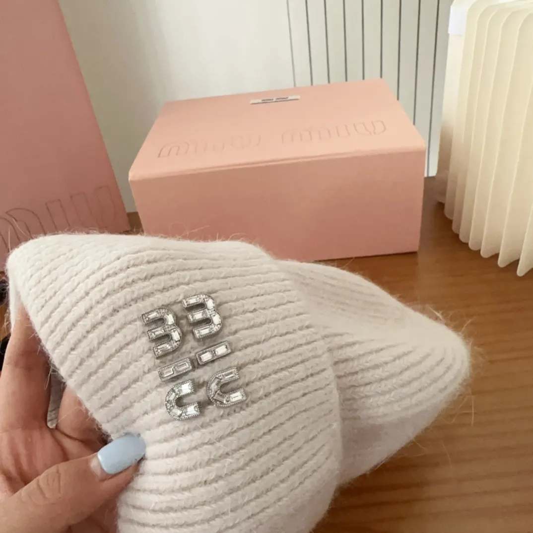 💰56 miumiu🐰Angora rabbit fur autumn and winter woolen hat This high-grade gray dyeing is very difficult to dye! What's more, the material of rabbit fur is like starting from scratch! Highly recommend to everyone. This hat goes well with any type of clothing. It can be both casual and sweet!