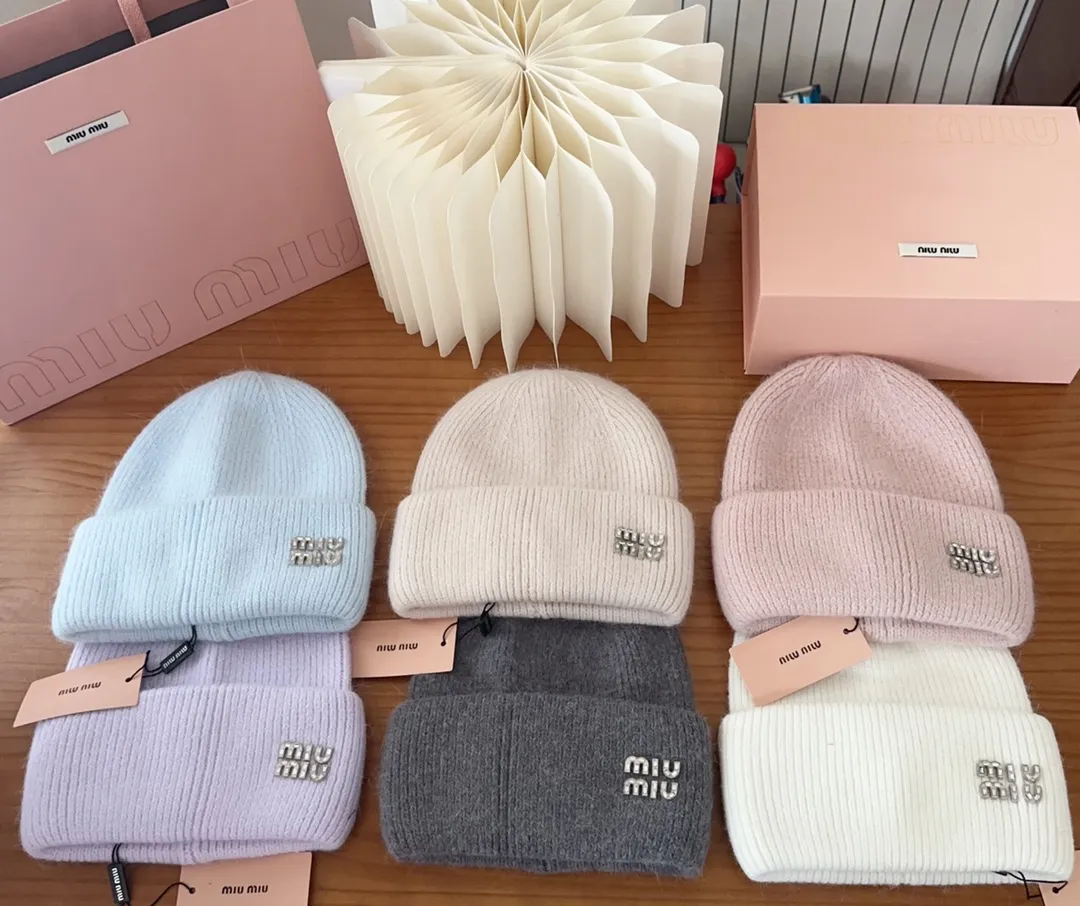 💰56 miumiu🐰Angora rabbit fur autumn and winter woolen hat This high-grade gray dyeing is very difficult to dye! What's more, the material of rabbit fur is like starting from scratch! Highly recommend to everyone. This hat goes well with any type of clothing. It can be both casual and sweet!
