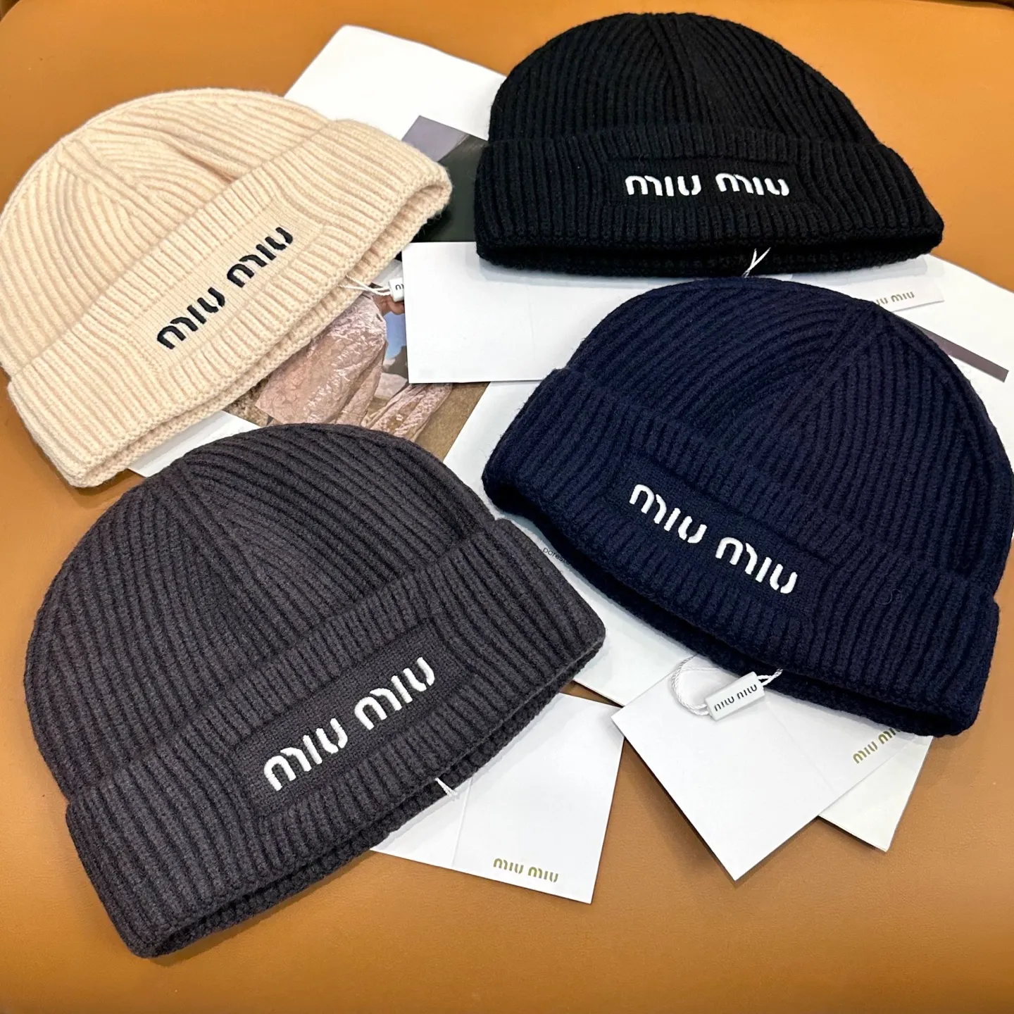 P66 miumiu Miu Miu counter's popular embroidered logo knitted hat! Xiaohongshu’s new product is released, it’s so 🉑️, high-elastic fabric, classic color