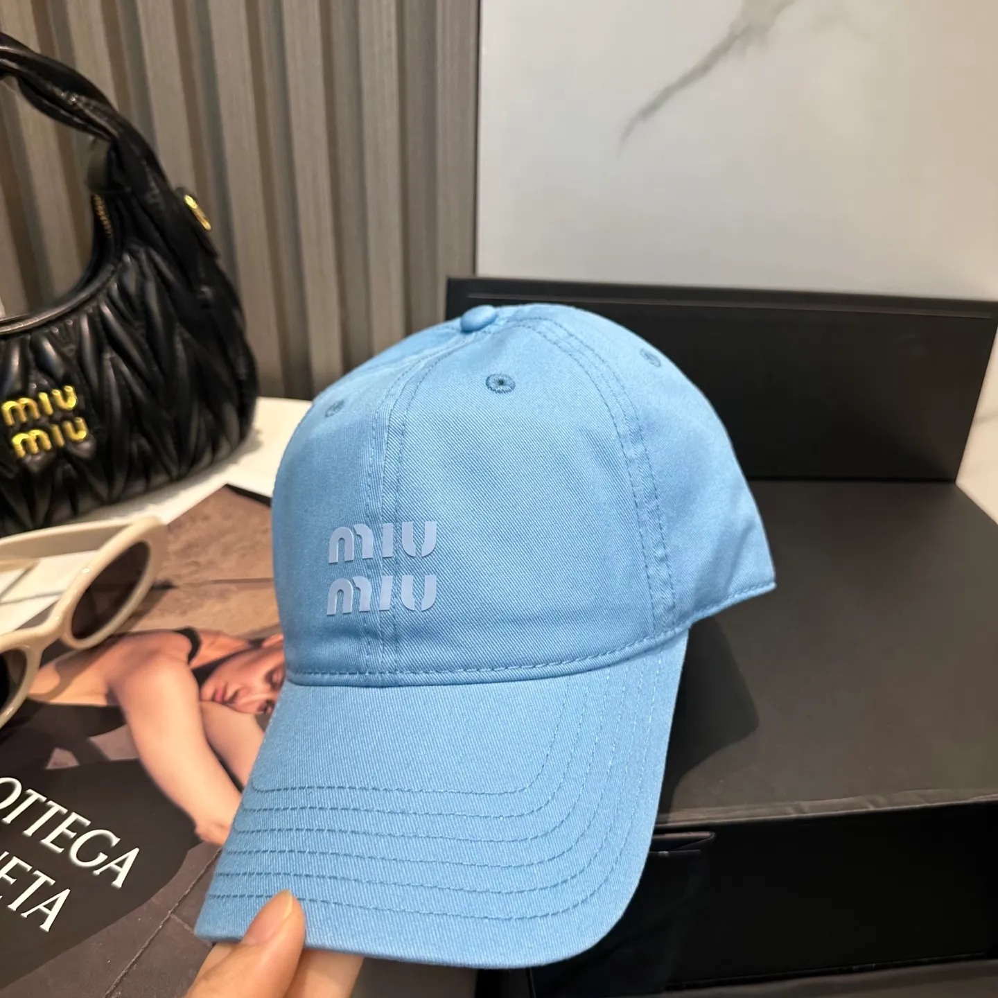 P56 miumiu Miu Miu's new candy-colored simple baseball cap. The hottest color at the moment - full of street style! Trendy and versatile, Xiaohongshu grows grass, poison, get your boyfriend, and cool together