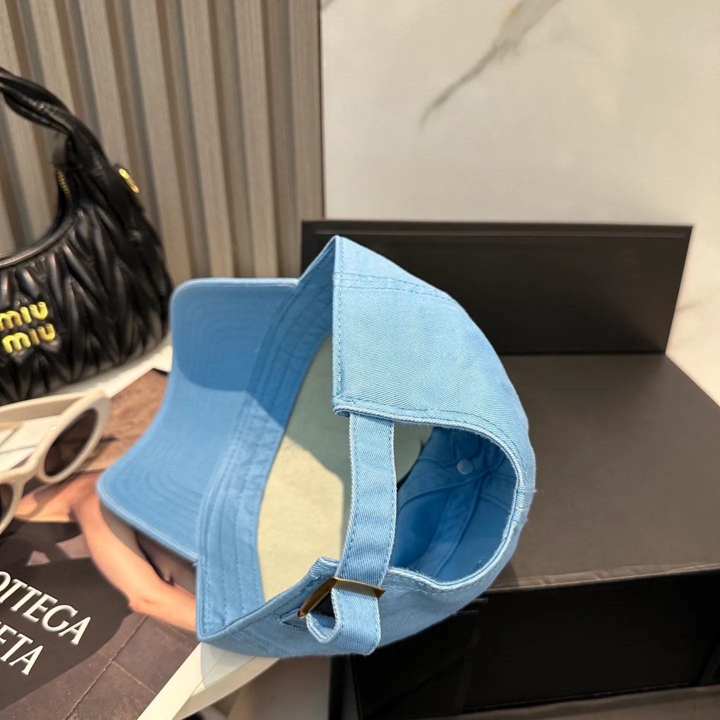 P56 miumiu Miu Miu's new candy-colored simple baseball cap. The hottest color at the moment - full of street style! Trendy and versatile, Xiaohongshu grows grass, poison, get your boyfriend, and cool together