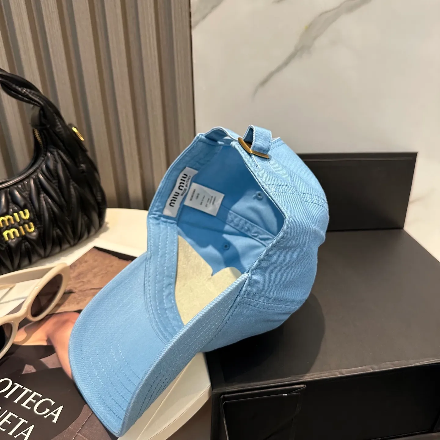 P56 miumiu Miu Miu's new candy-colored simple baseball cap. The hottest color at the moment - full of street style! Trendy and versatile, Xiaohongshu grows grass, poison, get your boyfriend, and cool together