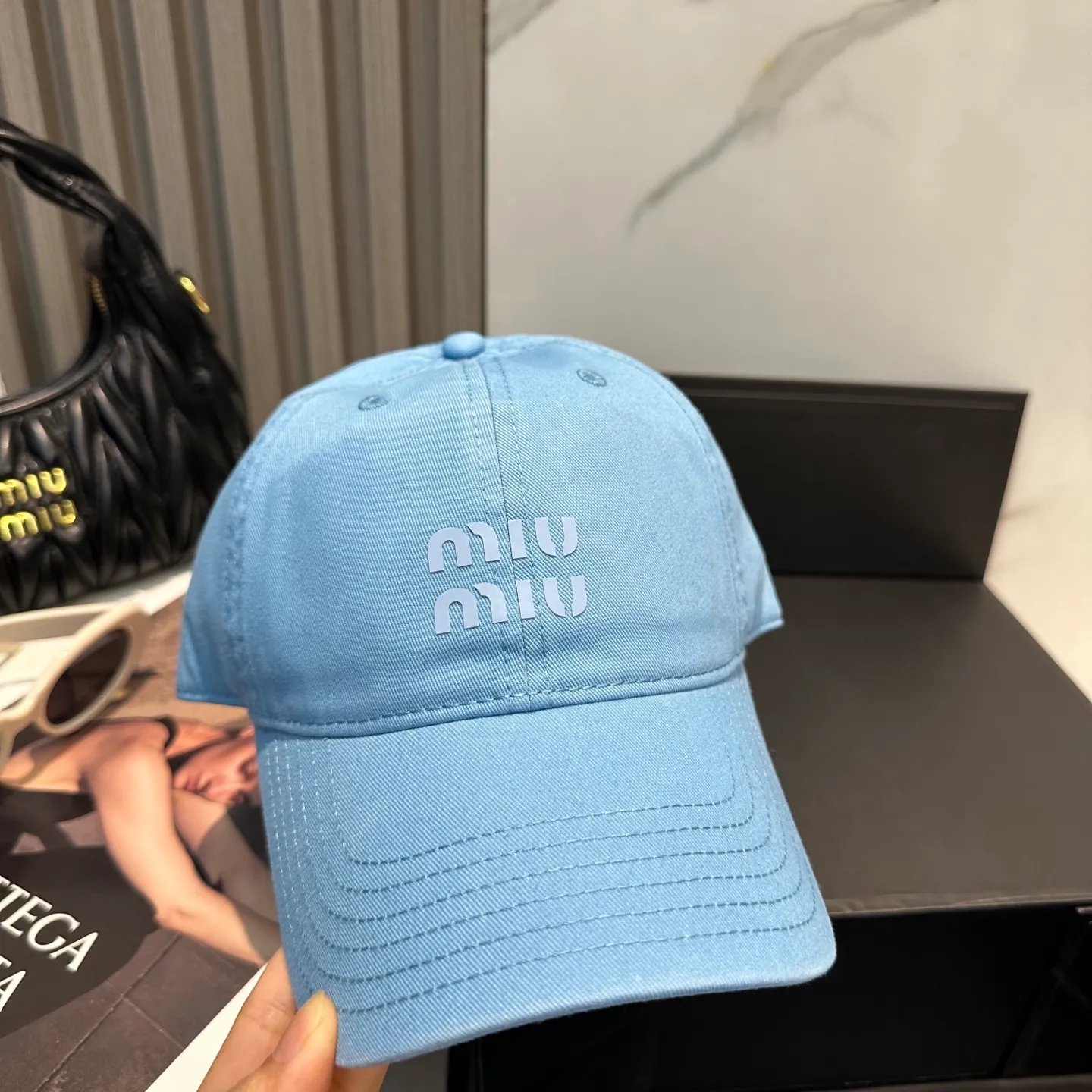 P56 miumiu Miu Miu's new candy-colored simple baseball cap. The hottest color at the moment - full of street style! Trendy and versatile, Xiaohongshu grows grass, poison, get your boyfriend, and cool together