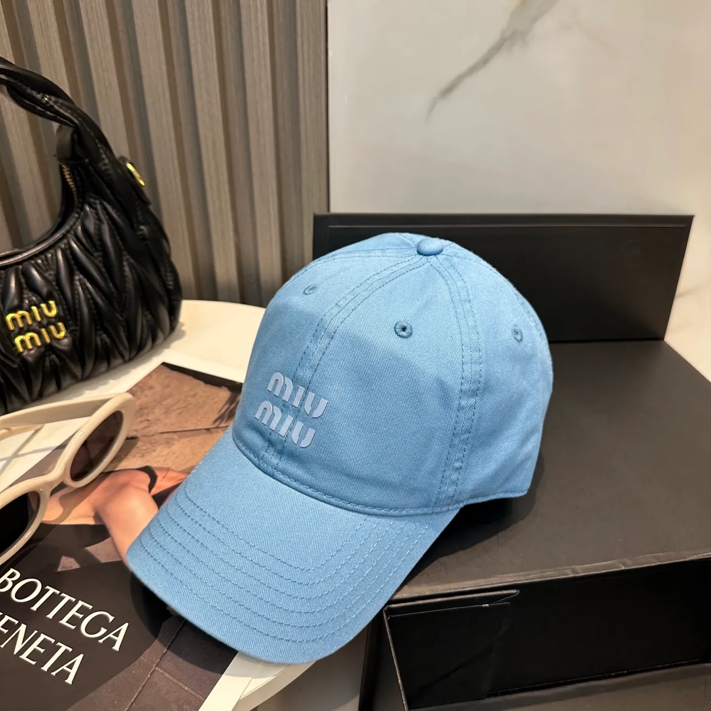 P56 miumiu Miu Miu's new candy-colored simple baseball cap. The hottest color at the moment - full of street style! Trendy and versatile, Xiaohongshu grows grass, poison, get your boyfriend, and cool together