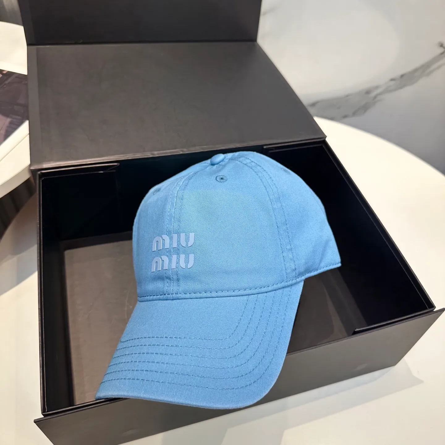 P56 miumiu Miu Miu's new candy-colored simple baseball cap. The hottest color at the moment - full of street style! Trendy and versatile, Xiaohongshu grows grass, poison, get your boyfriend, and cool together