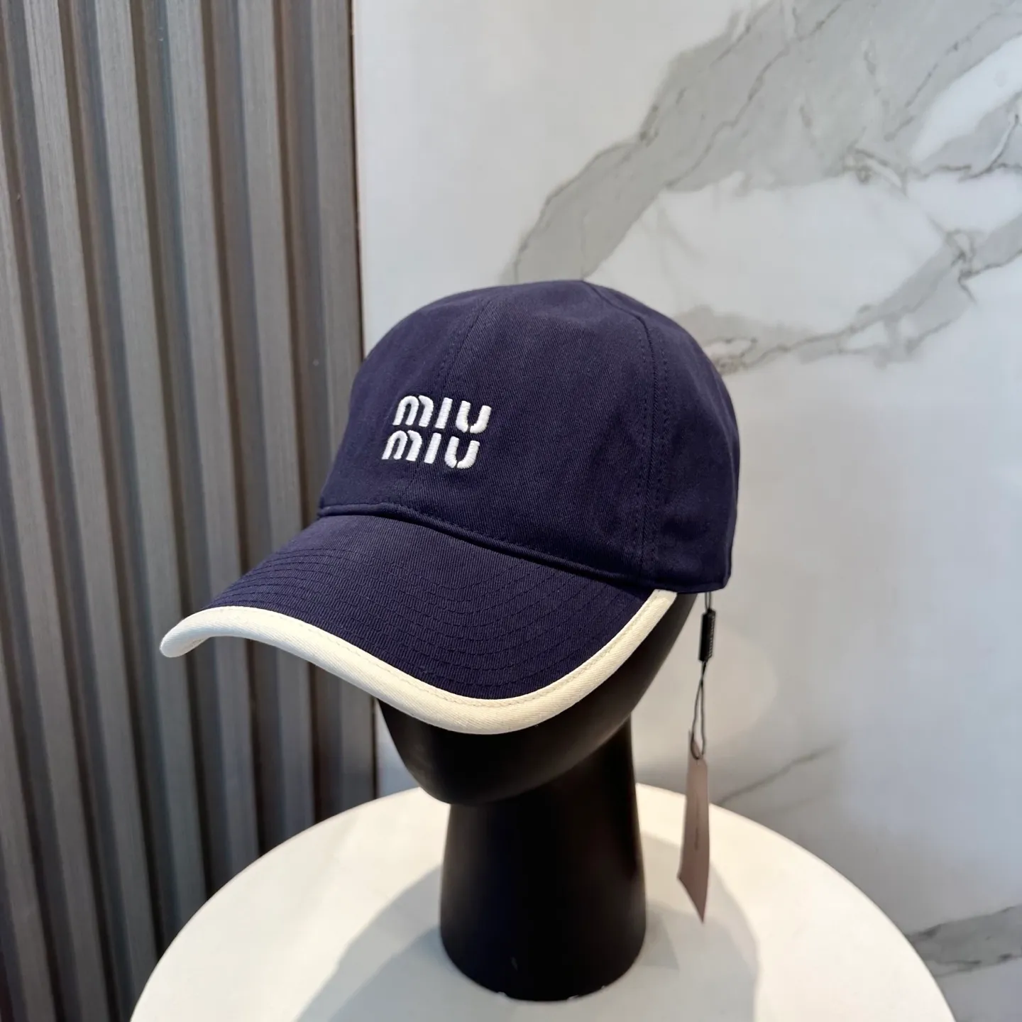 P60💛 Comes with dust bag. [Miumiu Miu Miu] New order style embroidered baseball cap🧢Big brand style is super easy to match, hurry up and get it!