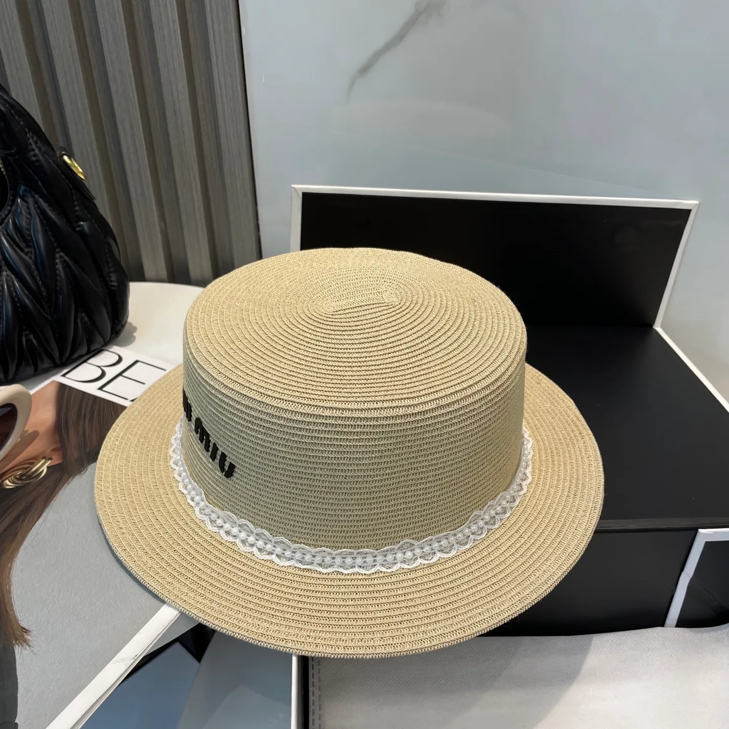 P60 miumiu lace-trimmed flat-top straw hat. It is versatile and does not matter the face shape. The flat brim does not block the line of sight. It is more practical. It is easy to wear for daily use and travel. It has an Instagram style. Especially photogenic. It has an adjustment strap inside.