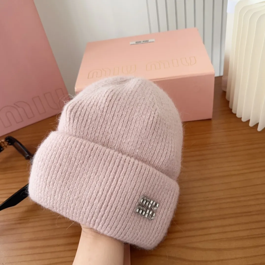 💰56 miumiu🐰Angora rabbit fur autumn and winter woolen hat This high-grade gray dyeing is very difficult to dye! What's more, the material of rabbit fur is like starting from scratch! Highly recommend to everyone. This hat goes well with any type of clothing. It can be both casual and sweet!