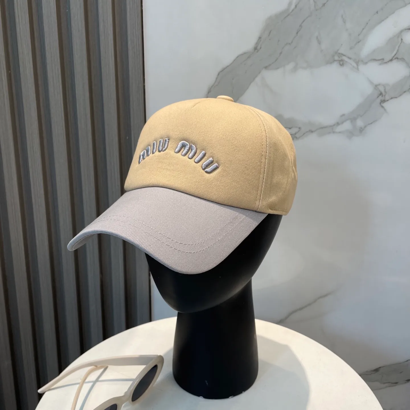 P70💛 Comes with dust bag. [Miumiu Miu Miu] New order style embroidered baseball cap🧢Big brand style is super easy to match, hurry up and get it!