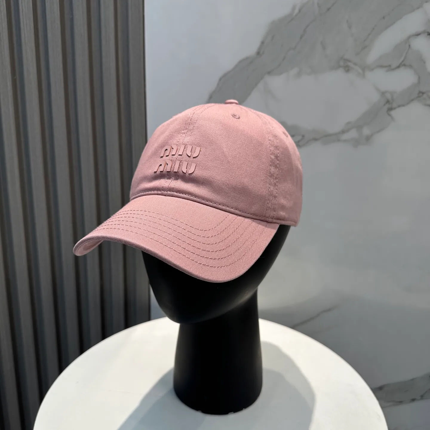 P56 miumiu Miu Miu's new candy-colored simple baseball cap. The hottest color at the moment - full of street style! Trendy and versatile, Xiaohongshu grows grass, poison, get your boyfriend, and cool together