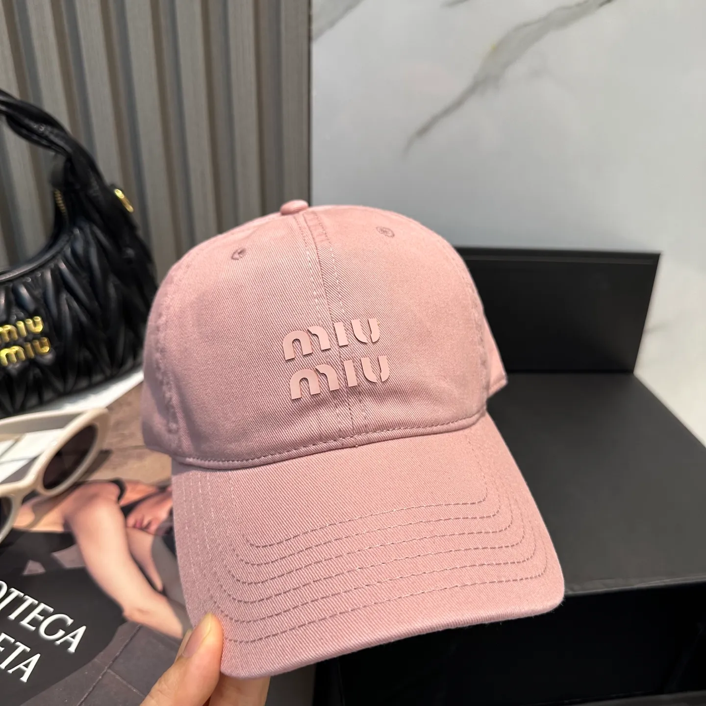 P56 miumiu Miu Miu's new candy-colored simple baseball cap. The hottest color at the moment - full of street style! Trendy and versatile, Xiaohongshu grows grass, poison, get your boyfriend, and cool together