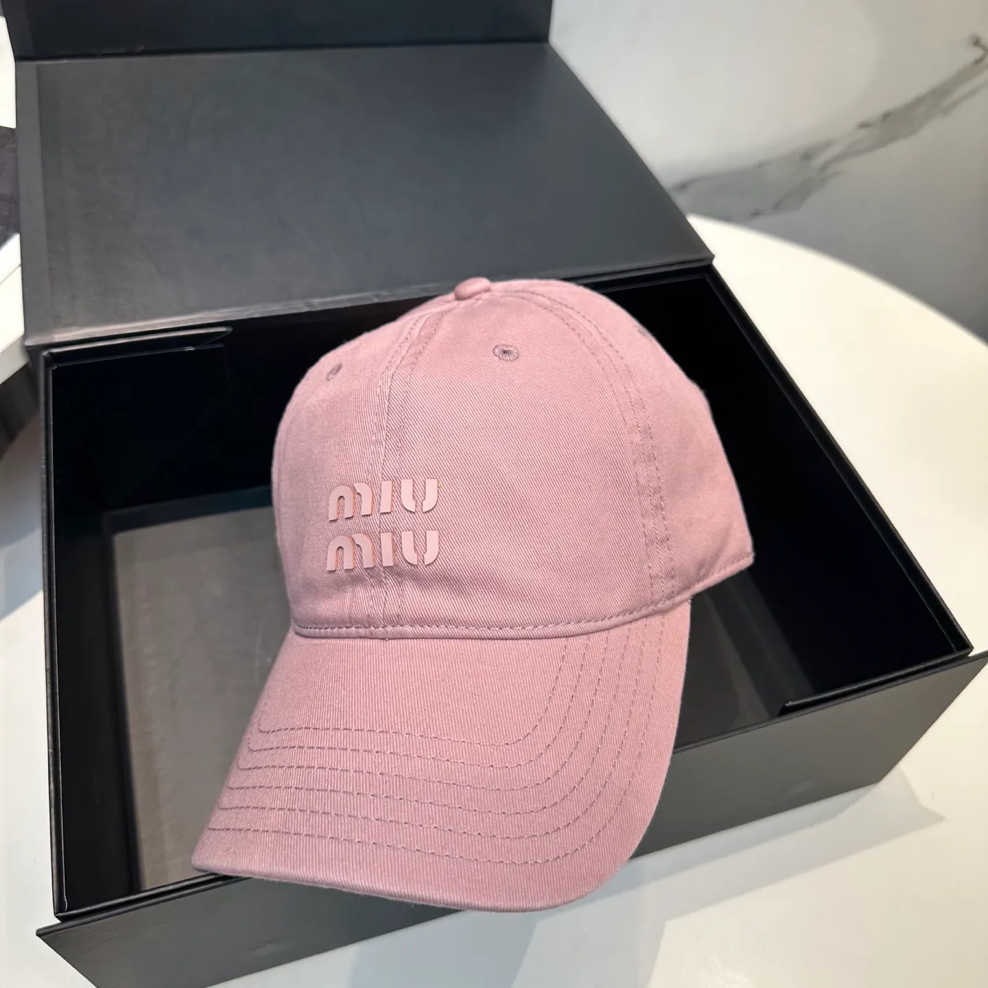 P56 miumiu Miu Miu's new candy-colored simple baseball cap. The hottest color at the moment - full of street style! Trendy and versatile, Xiaohongshu grows grass, poison, get your boyfriend, and cool together
