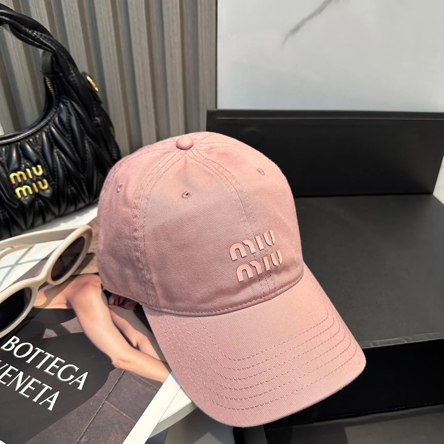 P56 miumiu Miu Miu's new candy-colored simple baseball cap. The hottest color at the moment - full of street style! Trendy and versatile, Xiaohongshu grows grass, poison, get your boyfriend, and cool together