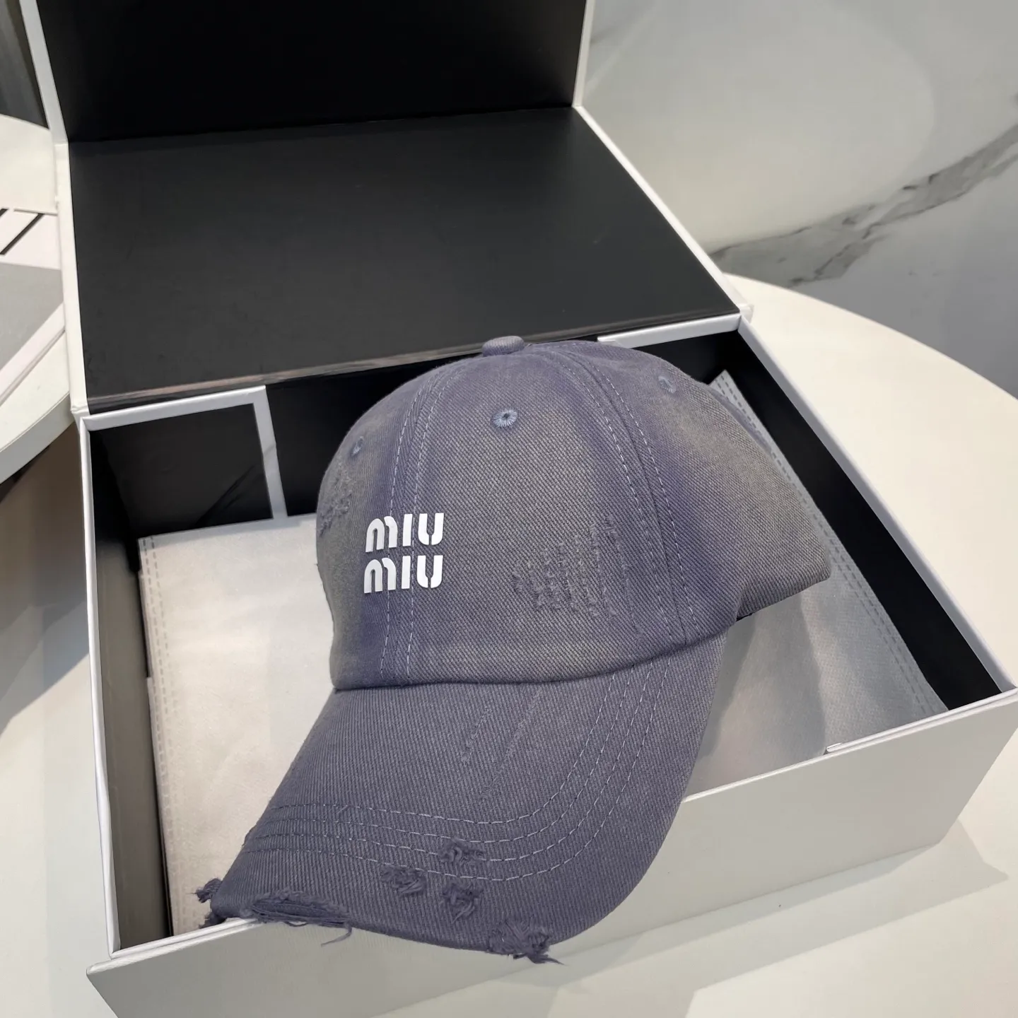 P60 miumiu new solid color baseball cap, the hottest color at the moment - full of street style! Trendy and versatile, Xiaohongshu grows grass, poison, get your boyfriend, and cool together