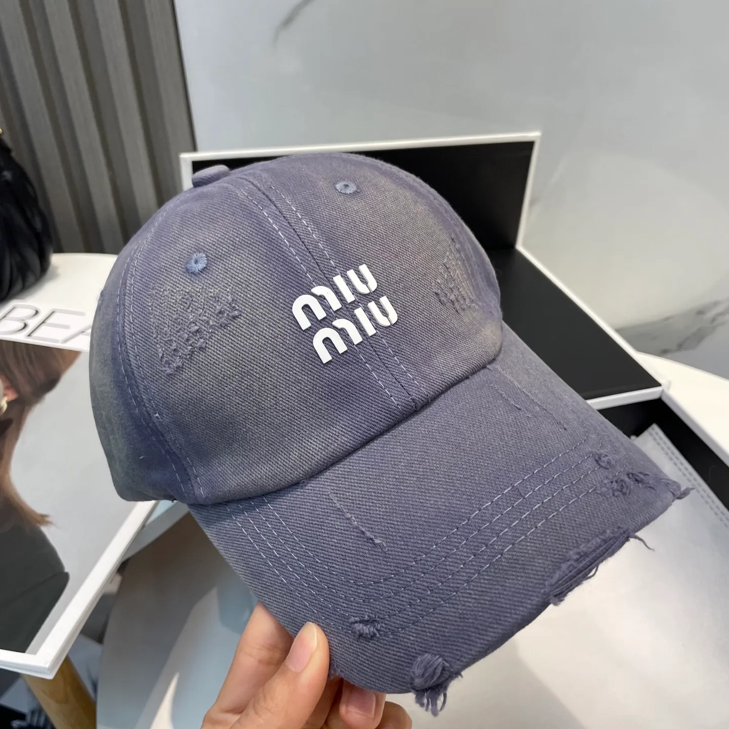 P60 miumiu new solid color baseball cap, the hottest color at the moment - full of street style! Trendy and versatile, Xiaohongshu grows grass, poison, get your boyfriend, and cool together