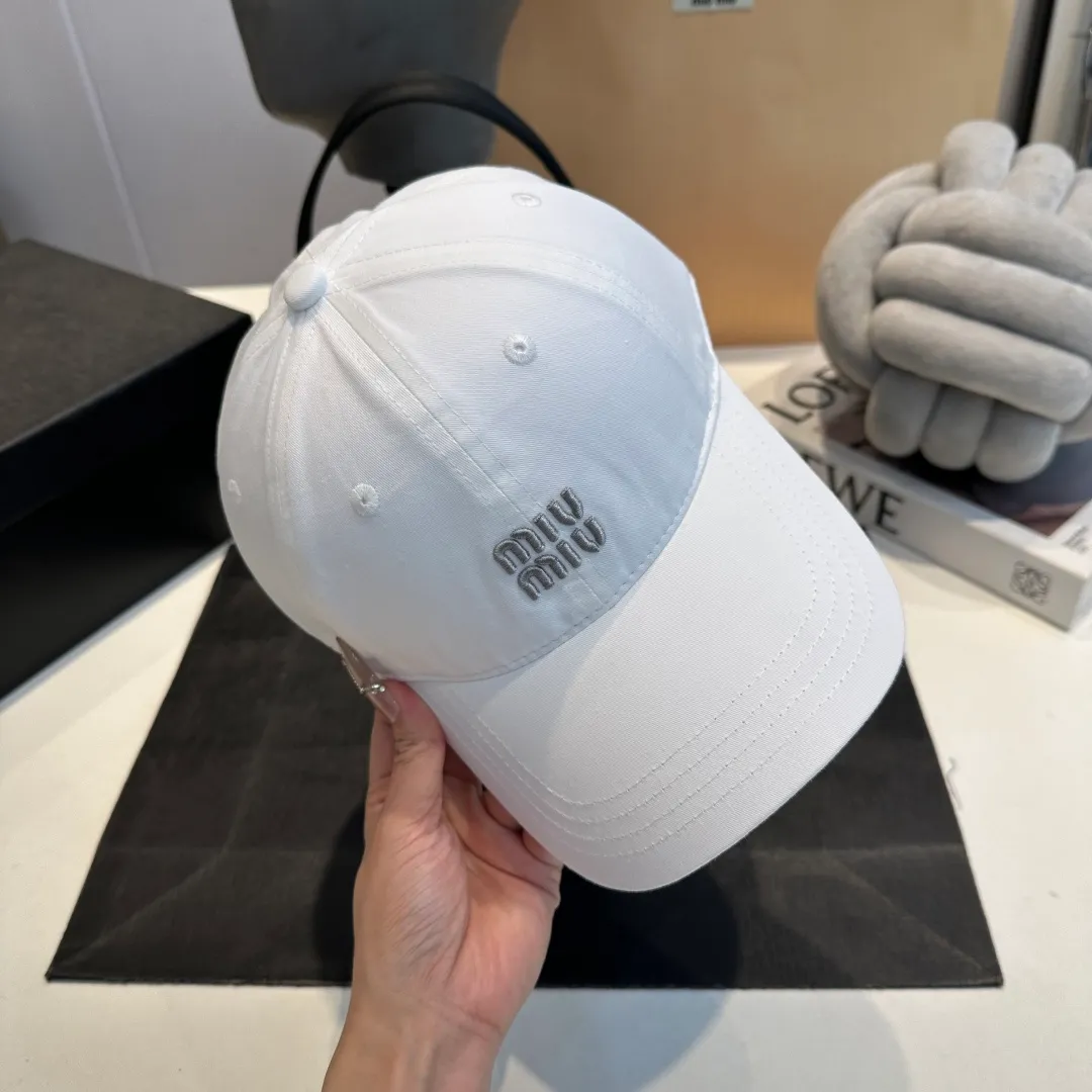 P56 miumiu's new candy-colored summer baseball cap. Color matchmaker. It's so confusing. Add a few more colors and match them as you like.