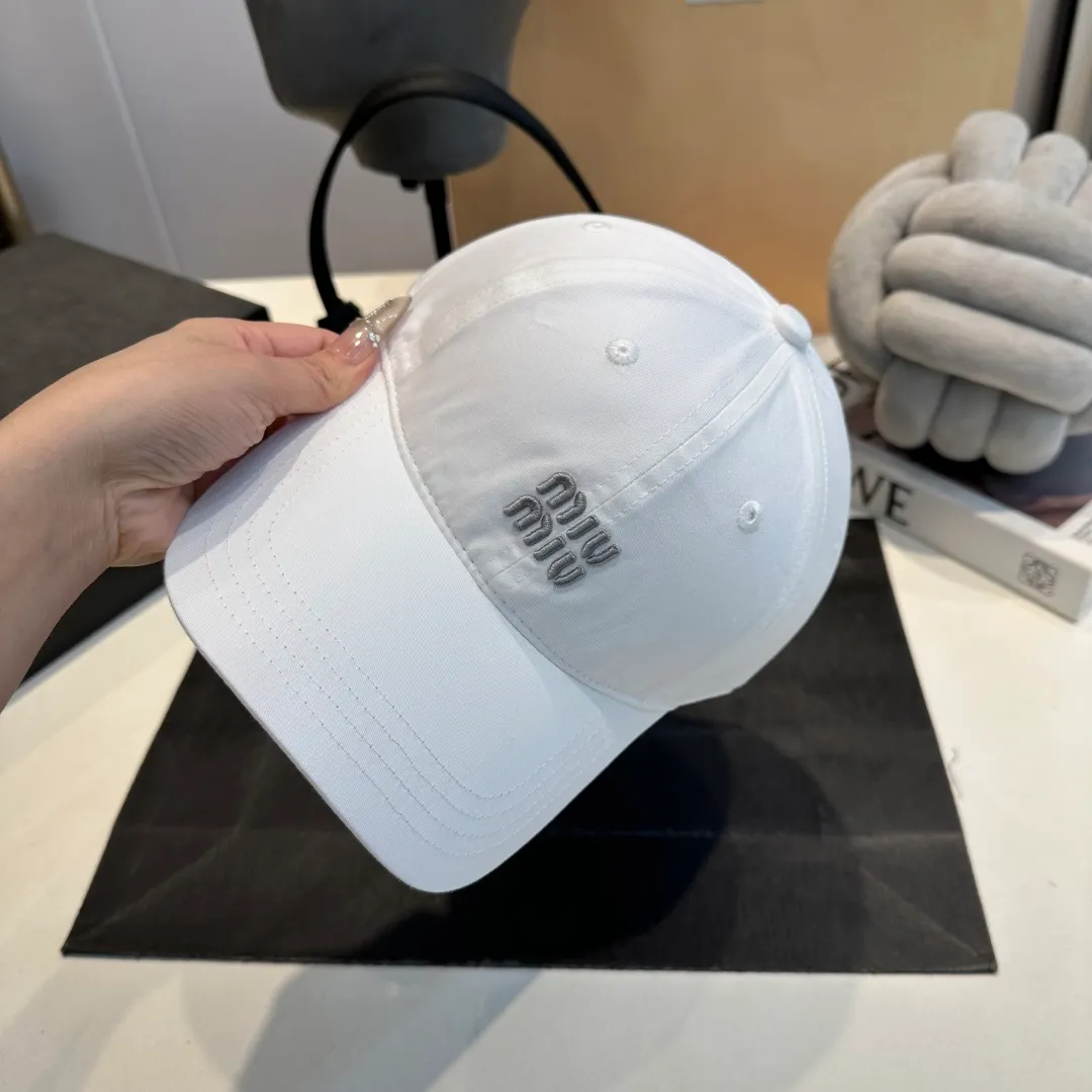 P56 miumiu's new candy-colored summer baseball cap. Color matchmaker. It's so confusing. Add a few more colors and match them as you like.