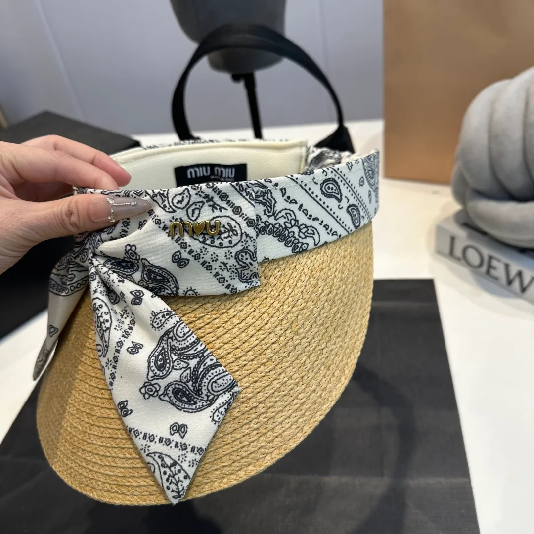 P60 miumiu empty top hat, a must-have item in summer, because it is so easy to match, and it is really super artistic in summer when paired with cool summer style ~ Just wear a little white skirt and you can attract the attention of blockbusters ~