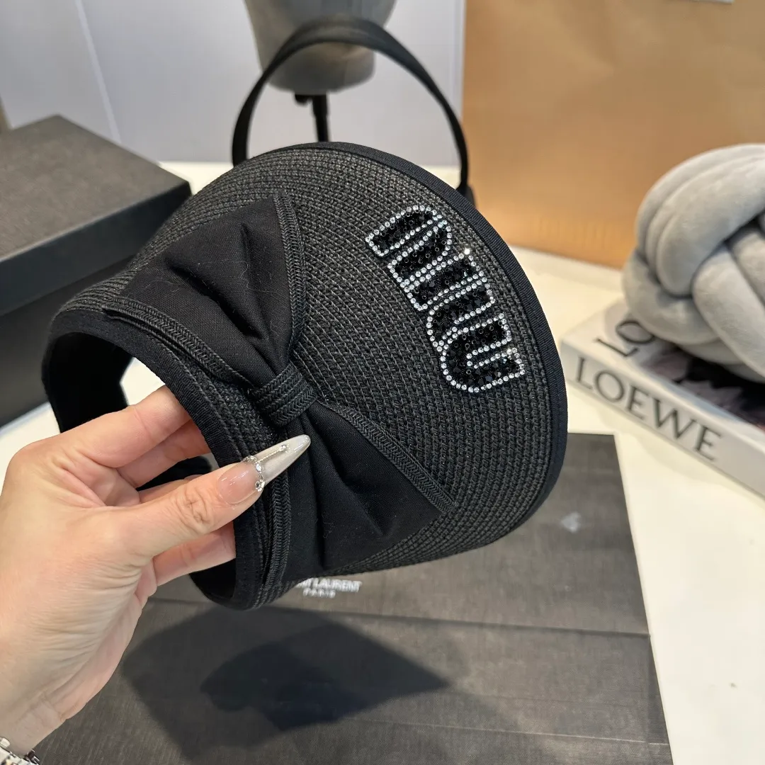 P80 miumiu empty top hat, a must-have item in summer, because it is so easy to match, and it is really super artistic in summer when paired with cool summer style ~ Just wear a little white skirt and you can attract the attention of blockbusters ~