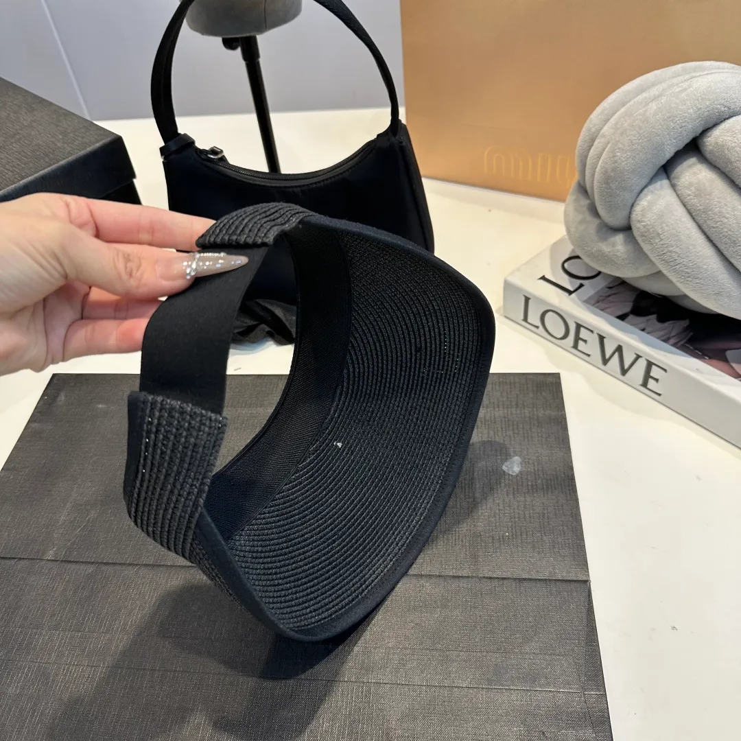 P80 miumiu empty top hat, a must-have item in summer, because it is so easy to match, and it is really super artistic in summer when paired with cool summer style ~ Just wear a little white skirt and you can attract the attention of blockbusters ~
