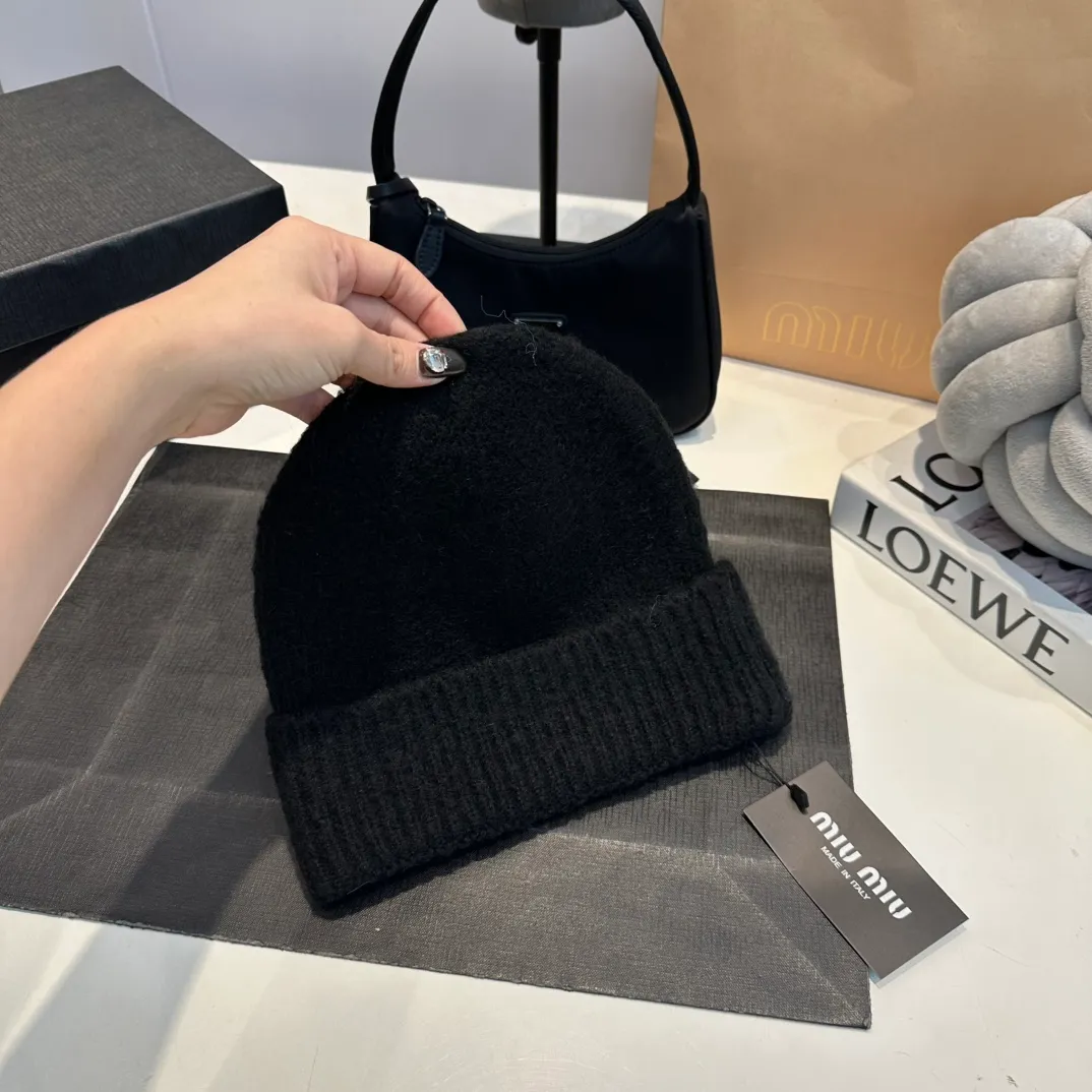 P56 miumiu Miu Miu counter new knitted woolen hat