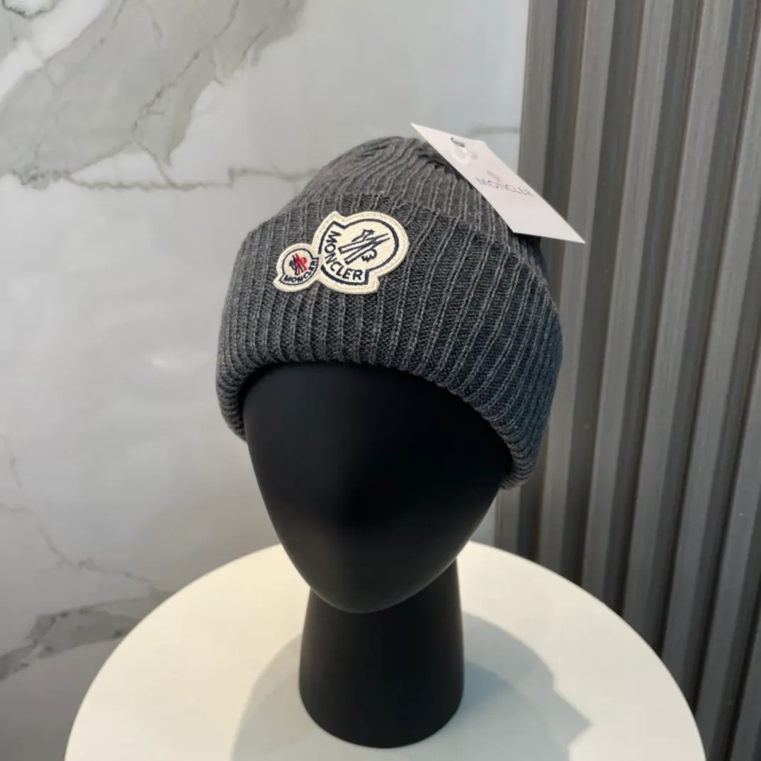 P56 comes with a dust bag for Moncler💥 Official website classic knitted hat, original replica. Very soft and skin-friendly, very elastic 💓 Textured and very versatile style ~ Warm cashmere woolen hat, one size fits all and elastic ~ Unisex, can be worn by any head size. Super quality, highly recommended