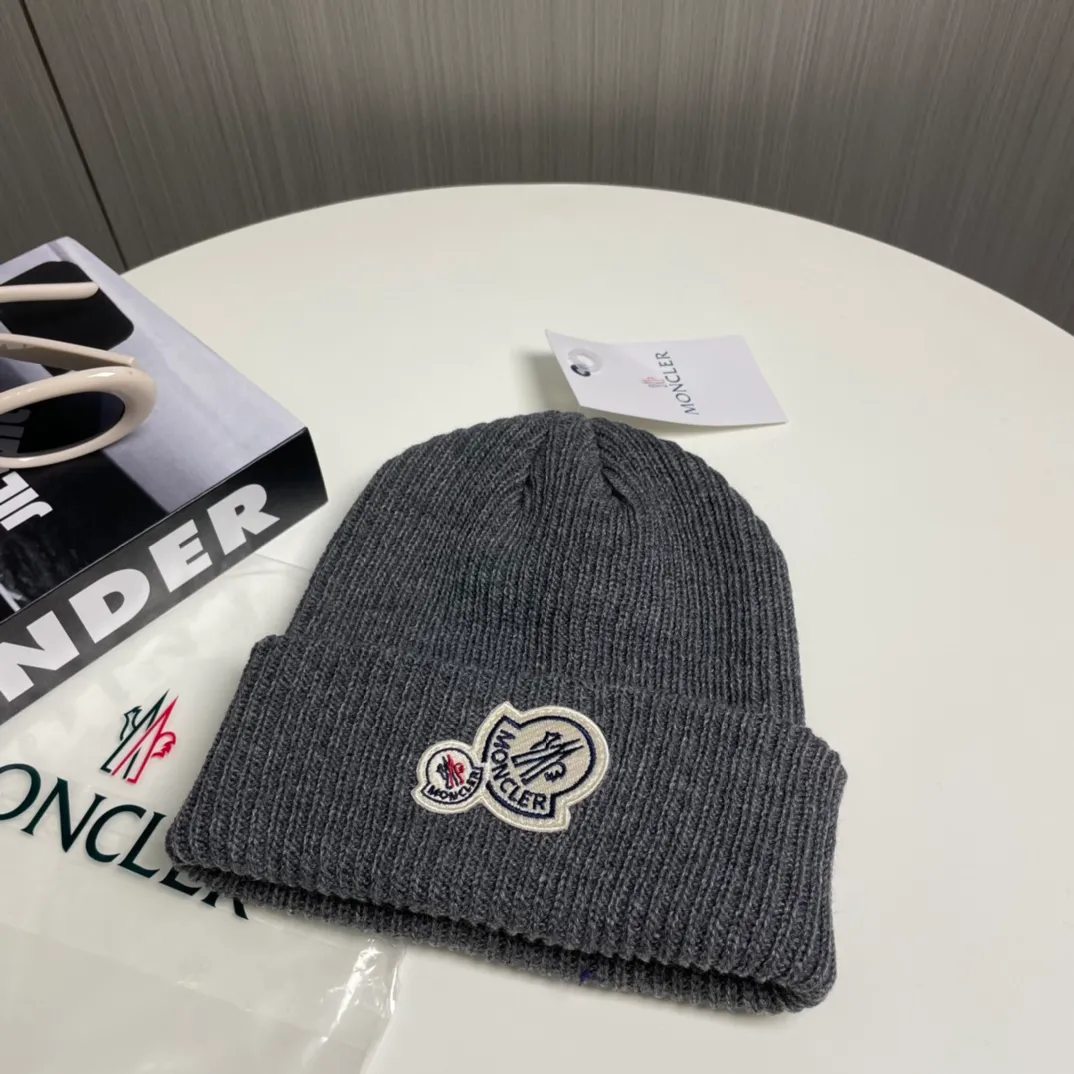 P56 comes with a dust bag for Moncler💥 Official website classic knitted hat, original replica. Very soft and skin-friendly, very elastic 💓 Textured and very versatile style ~ Warm cashmere woolen hat, one size fits all and elastic ~ Unisex, can be worn by any head size. Super quality, highly recommended