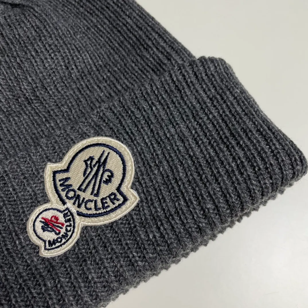 P56 comes with a dust bag for Moncler💥 Official website classic knitted hat, original replica. Very soft and skin-friendly, very elastic 💓 Textured and very versatile style ~ Warm cashmere woolen hat, one size fits all and elastic ~ Unisex, can be worn by any head size. Super quality, highly recommended