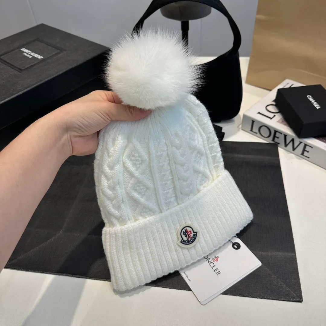 P90 high version Moncler Moncler 💥 Official website classic knitted hat, replica of the original. Very soft and skin-friendly, very elastic 💓 Textured and very versatile style ~ Warm cashmere woolen hat, one size fits all and elastic ~ Unisex, can be worn by any head size. Super quality, highly recommended