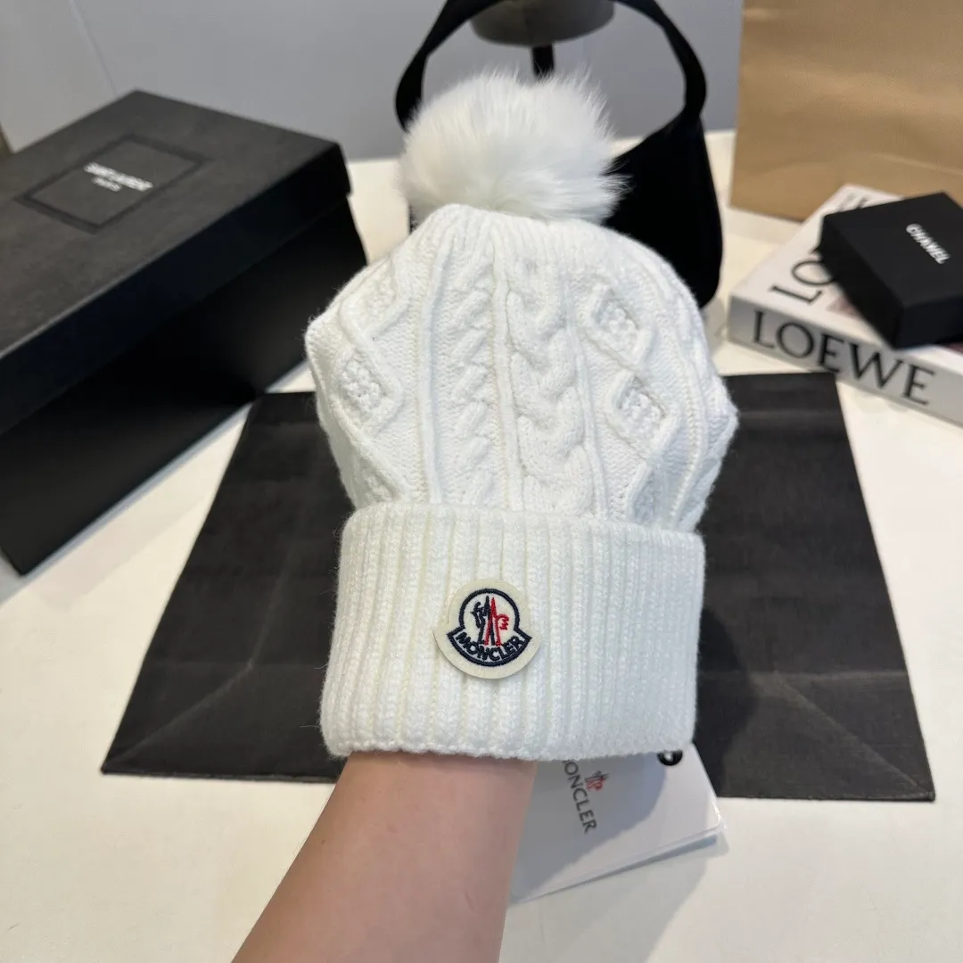 P90 high version Moncler Moncler 💥 Official website classic knitted hat, replica of the original. Very soft and skin-friendly, very elastic 💓 Textured and very versatile style ~ Warm cashmere woolen hat, one size fits all and elastic ~ Unisex, can be worn by any head size. Super quality, highly recommended